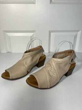 Array Leather Perforated Sandals Size 9 Slingback Heels Open Toe Beige Cream
